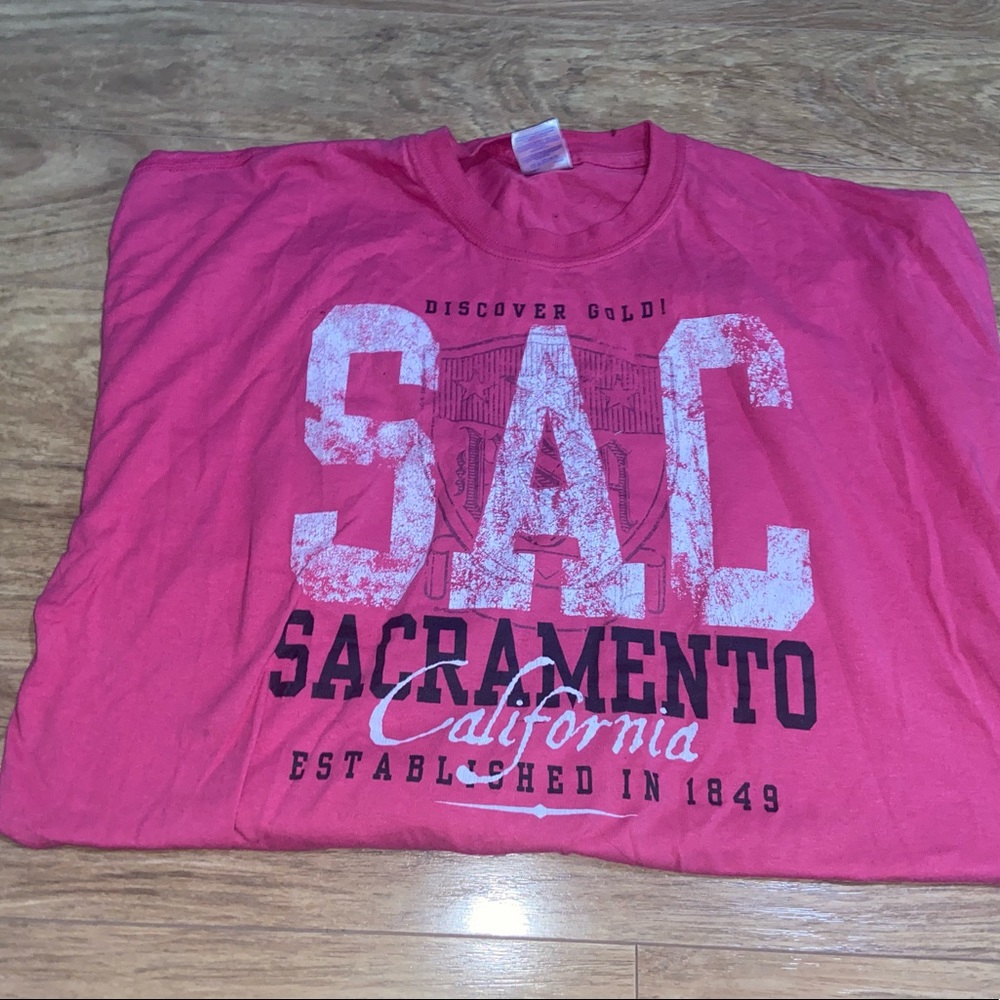 Pink tshirt - Picture 2 of 2